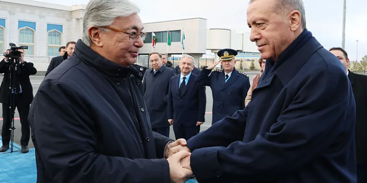 Cumhurbaşkanı Erdoğan, Tokayev’e TOGG hediye etti