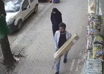Sergilenen ısıtıcıyı kucakladı, yürüyerek uzaklaştı