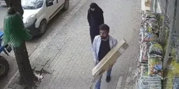 Sergilenen ısıtıcıyı kucakladı, yürüyerek uzaklaştı