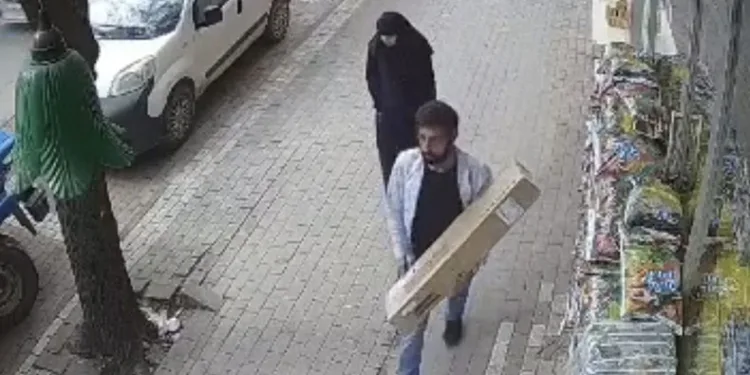 Sergilenen ısıtıcıyı kucakladı, yürüyerek uzaklaştı