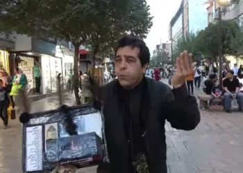 Şarkıları ıslık çalarak söylüyor