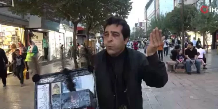 Şarkıları ıslık çalarak söylüyor