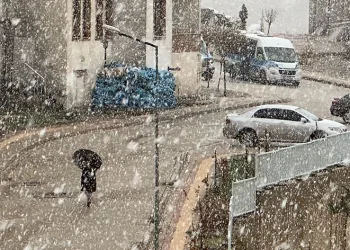 Yüksekova’da yoğun kar yağışı başladı