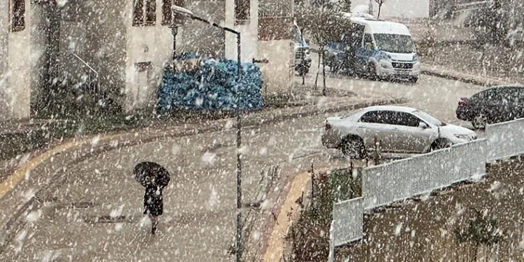 Yüksekova’da yoğun kar yağışı başladı