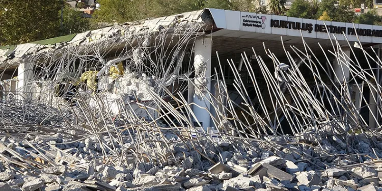 Kahramanmaraş’ta ikinci ‘saçma yapı’ yıkılıyor