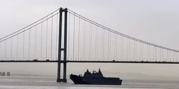 TCG Anadolu tüm heybetiyle İzmit Körfezi’nde
