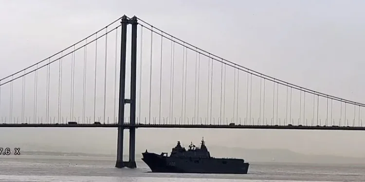TCG Anadolu tüm heybetiyle İzmit Körfezi’nde