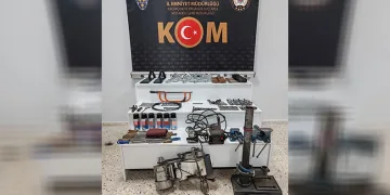 Araçtan adeta silah atölyesi çıktı