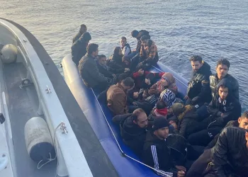 77 düzensiz göçmen kurtarıldı, 39’u yakalandı
