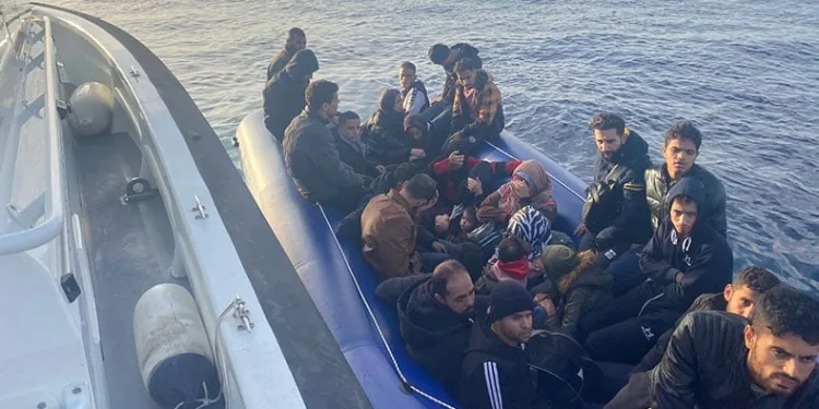 77 düzensiz göçmen kurtarıldı, 39’u yakalandı