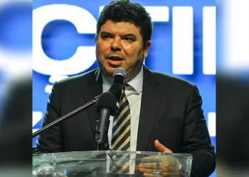 Belediye başkanı merdiven boşluğuna düştü