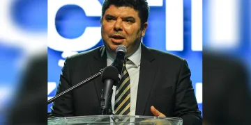 Belediye başkanı merdiven boşluğuna düştü