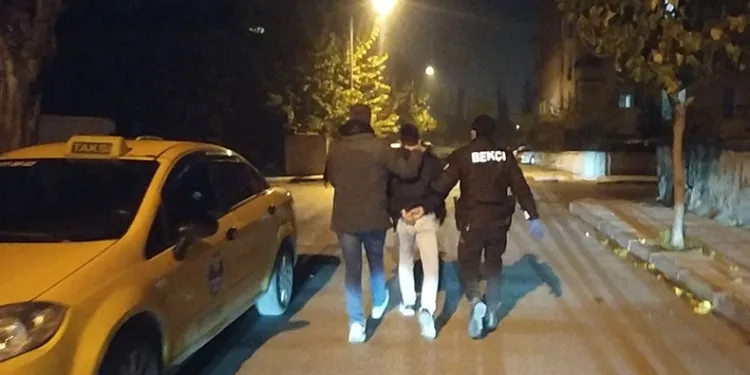 Çocuklara silah satan şahsın evine baskın