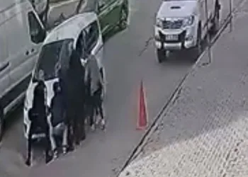 Aracın altında kalan çocuğu vatandaşlar kurtardı