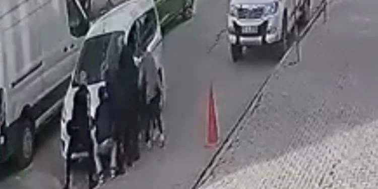 Aracın altında kalan çocuğu vatandaşlar kurtardı