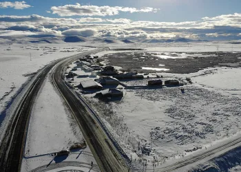 Kars beyaza büründü, vatandaşlar kartopu oynadı