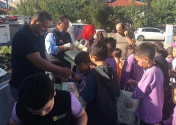 Öğrenciler fidanları evlerinin bahçelerine diktiler