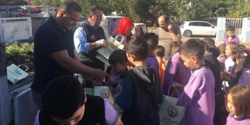 Öğrenciler fidanları evlerinin bahçelerine diktiler