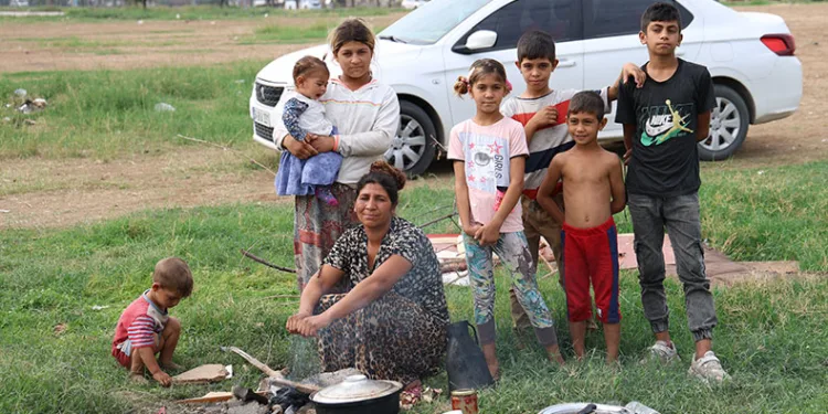 Ev kirasını ödeyemeyen çift  sokakta kaldı