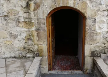 Hasar görmeyen 5 asırlık cami