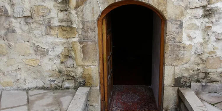 Hasar görmeyen 5 asırlık cami