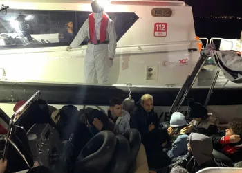 Ayvalık açıklarında 24 göçmen yakalandı