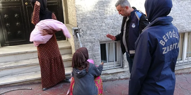 Camii önü dilenci durağı oldu