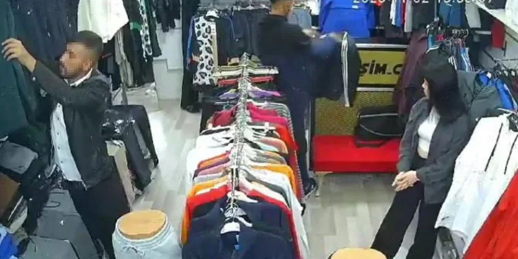 Biri oyaladı, diğeri çaldı