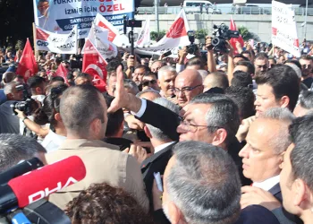 Özgür Özel’e İzmir’de yoğun ilgi