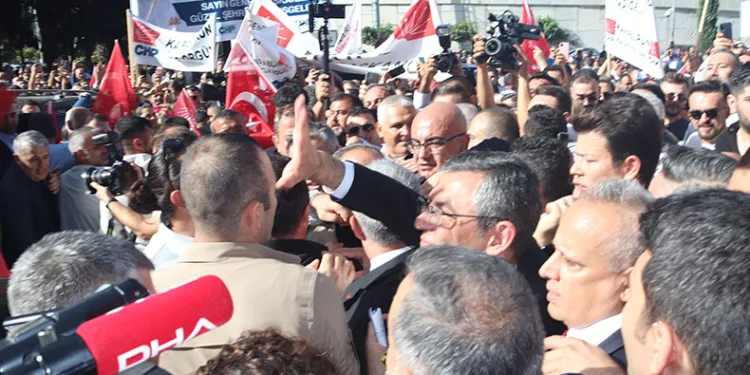 Özgür Özel’e İzmir’de yoğun ilgi