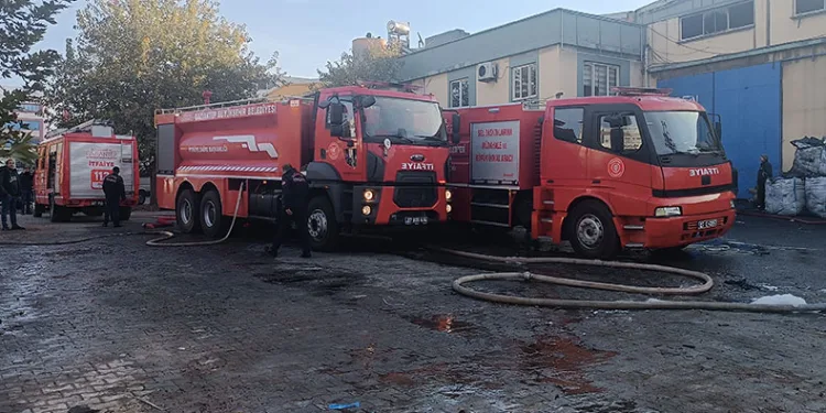 Geri dönüşüm fabrikasında yangın