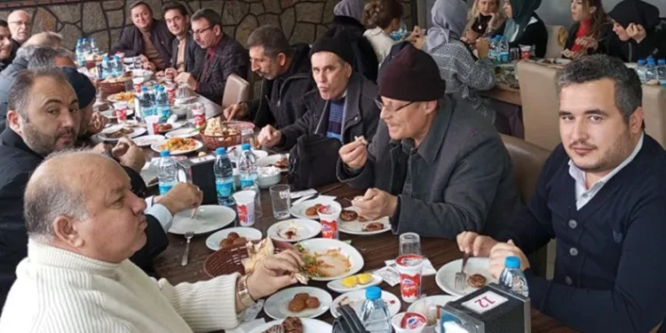 Servisçiler Öğretmenler onuruna yemek verdi