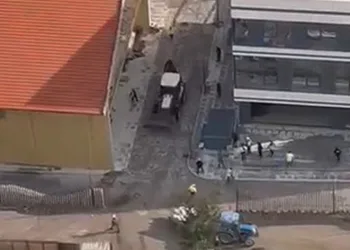 Kızgın kepçe operatörü işçileri iş makinesiyle kovaladı