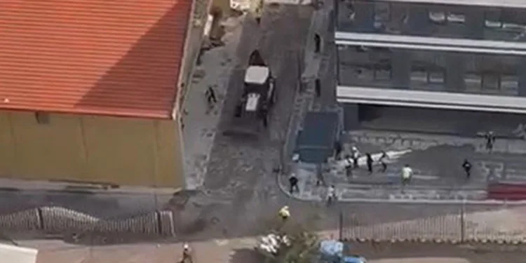 Kızgın kepçe operatörü işçileri iş makinesiyle kovaladı