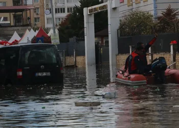İskenderun’da su bir buçuk metreyi buldu