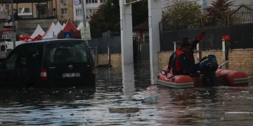 İskenderun’da su bir buçuk metreyi buldu