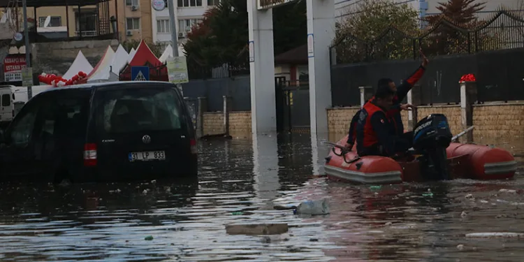 İskenderun’da su bir buçuk metreyi buldu