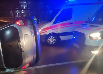 Virajı alamayan otomobil duvara çarparak takla attı