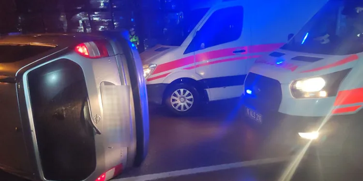 Virajı alamayan otomobil duvara çarparak takla attı