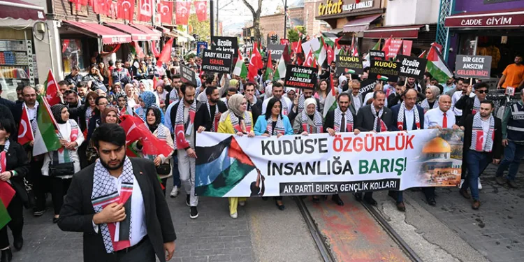 Bursa AK Gençlikten Filistin’e destek yürüyüşü