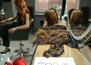 Lösemili çocuklara peruklarıyla umut oluyor
