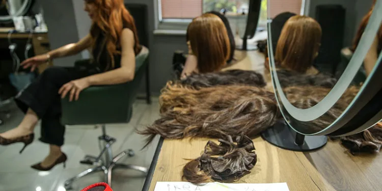 Lösemili çocuklara peruklarıyla umut oluyor