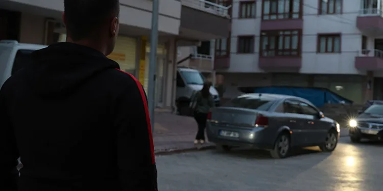 Depremzede askeri ev vaadiyle dolandırdılar