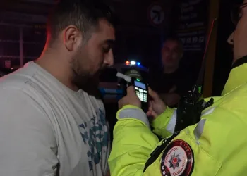 Alkollü sürücü trafik ekiplerinden kaçmaya çalıştı