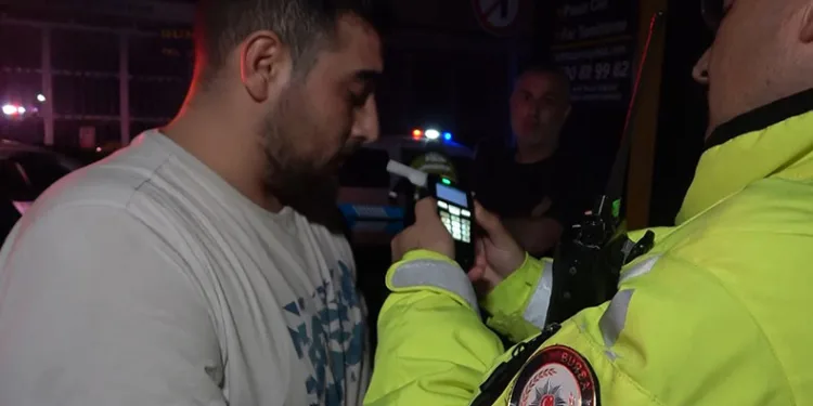 Alkollü sürücü trafik ekiplerinden kaçmaya çalıştı
