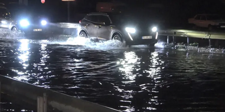 Bursa’da sağanak yağış hayatı olumsuz etkiledi