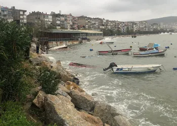 Bursa’da yaşanan fırtına sonrası tekneler alabora oldu