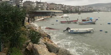 Bursa’da yaşanan fırtına sonrası tekneler alabora oldu