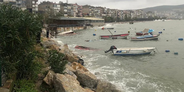 Bursa’da yaşanan fırtına sonrası tekneler alabora oldu