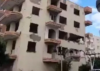 Kontrollü yıkılan bina kağıt gibi yerle bir oldu